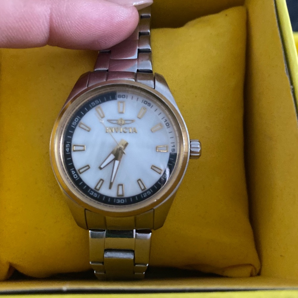 Invictas WOMANS Watch beautiful stainless steel with mother of pearl dial